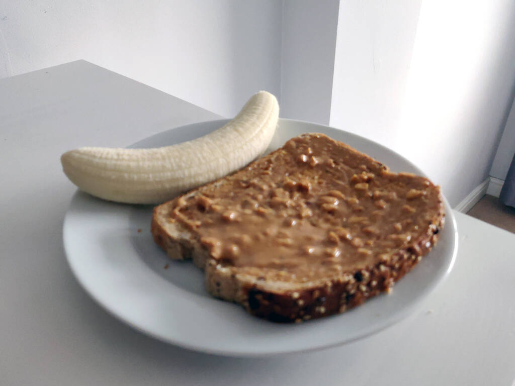 banana with crunchy peanut butter toast - what I eat before running.