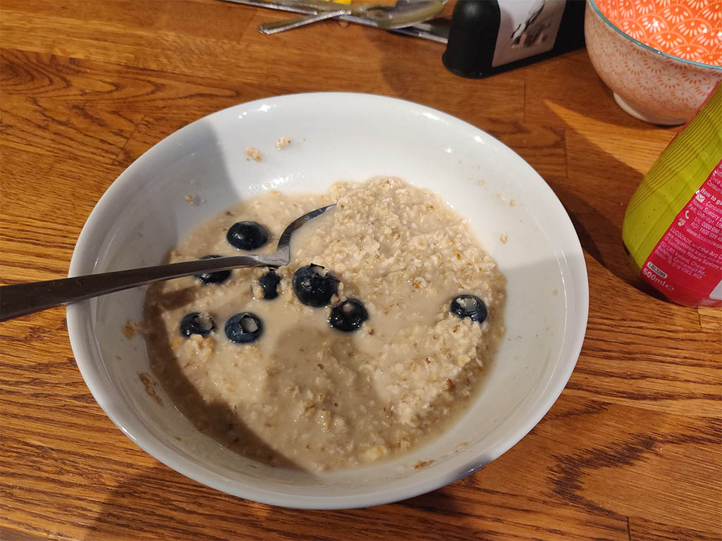 breakfast oats with blueberries
