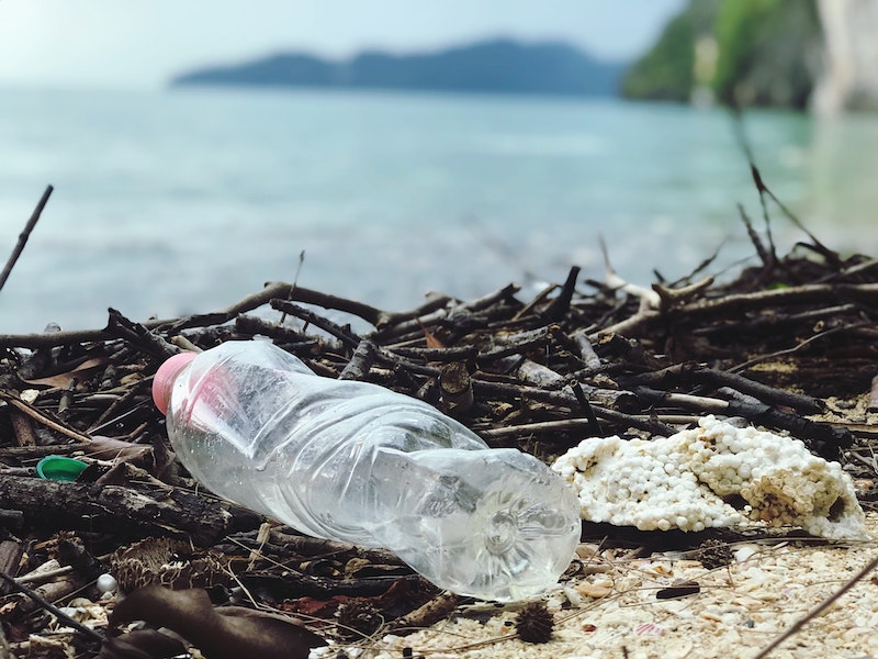 بطری پلاستیکی در ساحل
